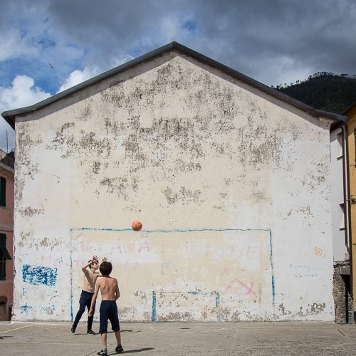 Mecz piłkarski na tyłach kościoła w Corniglii