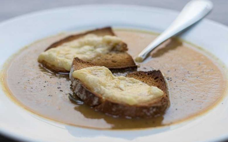 zupa-cebulowa-z-grzankami